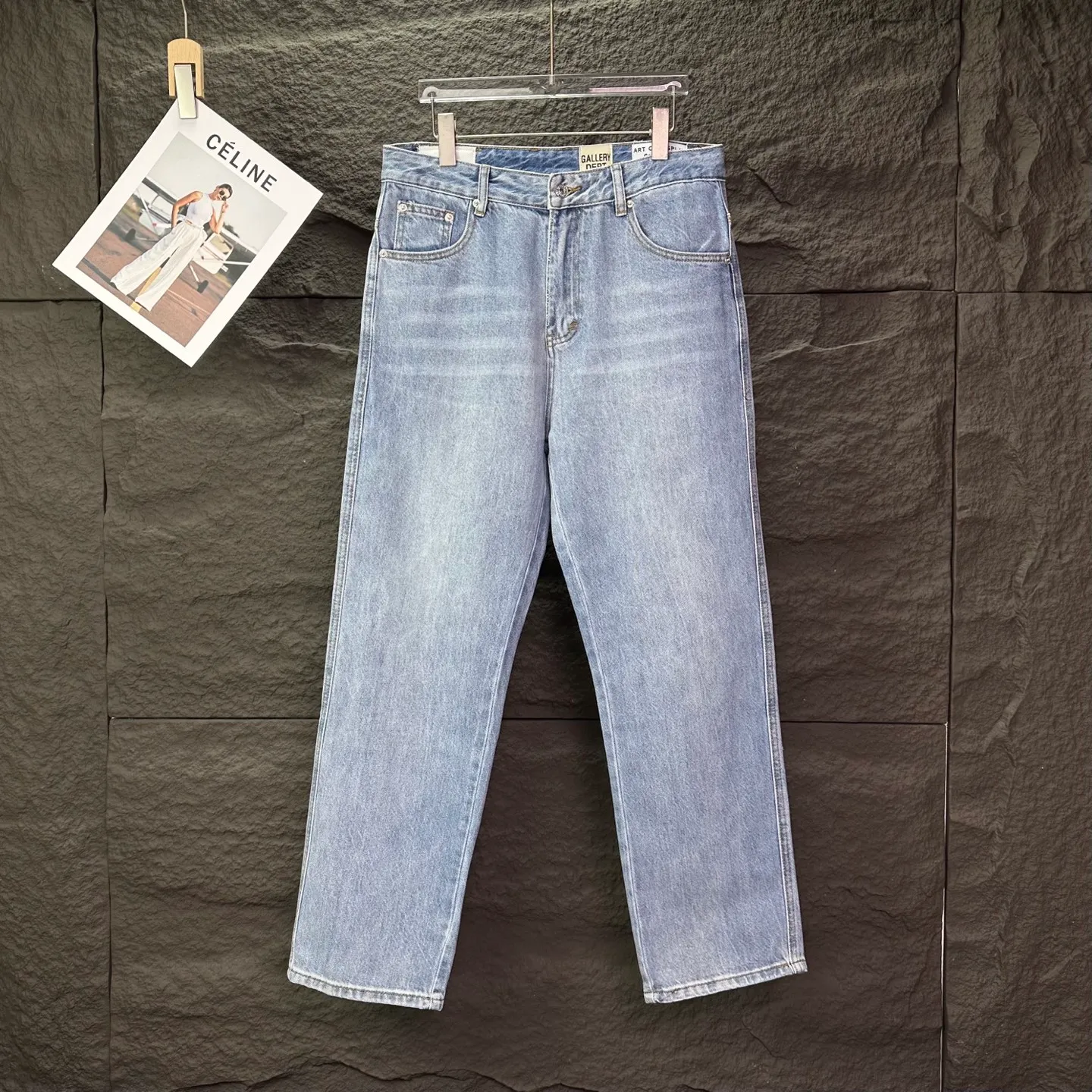 P250 GALLERY DEPT. 2025 New Light Blue Simple Washed and Distressed Couple Style Loose Straight Jeans 🔥High version🔥High version🔥 Top ceiling quality Styles with different washed textures are very friendly to people with thin legs and thick legs. The straight and loose version is very flattering. Moderate length that never goes out of style, easy to match with casually, basic styling for various styles, a must-have in the wardrobe! The fabric is stiff but also makes the upper body soft without losing texture. The washing process is even more perfect. It is a must-have item for everyone! ! ! Washed wheat, hang tag, pants label, complete with three labels Color: light blue Size: 28, 30, 32, 34, 36 (five sizes)